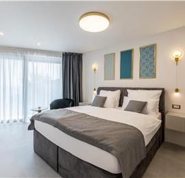 4 bedroom villa with heated pool and sea view in Vinišće, sleeps 8